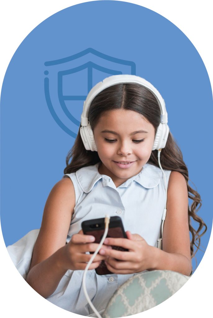 Niña con el móvil protegida con un escudo